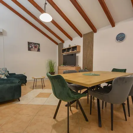 Marijana Biograd - Happy Apartman Biograd na Moru
